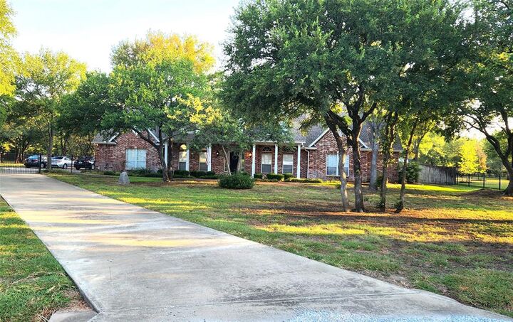 Property Photo: 1514 Greenleaf Drive TX 76008
