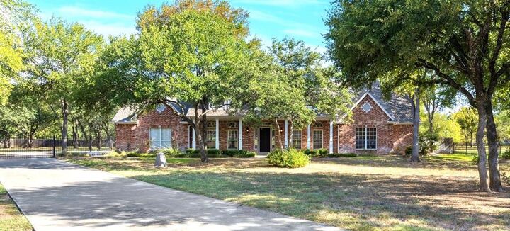 Property Photo: 1514 Greenleaf Drive TX 76008