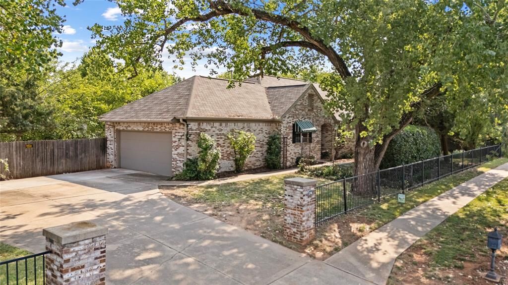 Property Photo: 11304 Springhollow Road 17 OK 73120