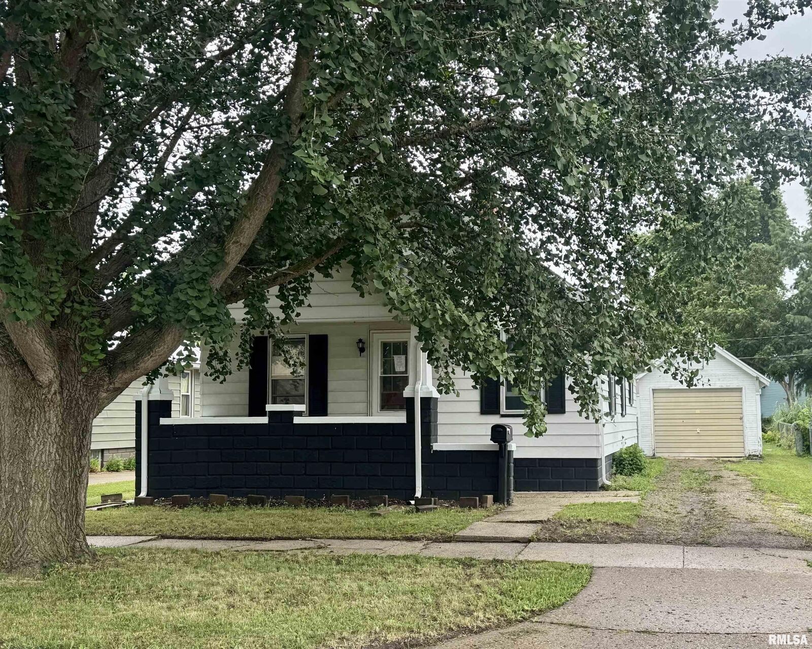 Property Photo: 906 E Locust Street IL 61520