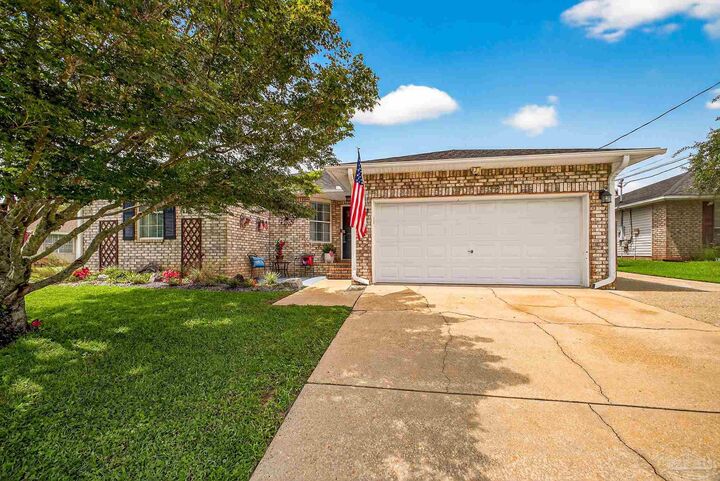 Property Photo: 210 Clearfield Dr FL 32533