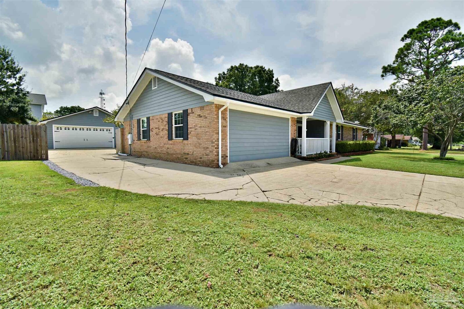 Property Photo: 926 Deedra Ave FL 32514