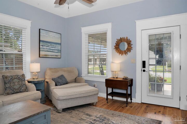 Property Photo: 1618 E Lee St FL 32503