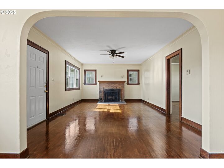 Property Photo:  37 SE 81st Ave  OR 97215 
