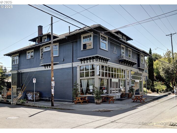 Property Photo:  2342 SE Ankeny St  OR 97214