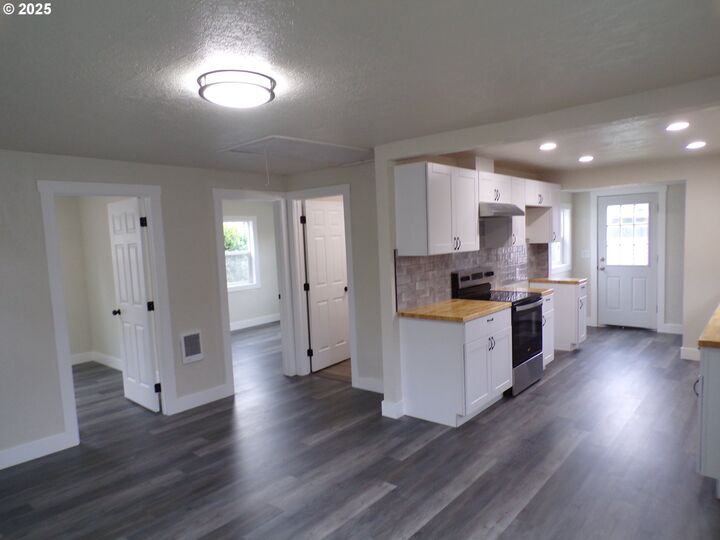 Property Photo: 1925 Liberty St OR 97317