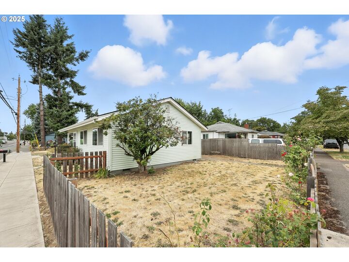 Property Photo: 8435 SE Flavel St OR 97266