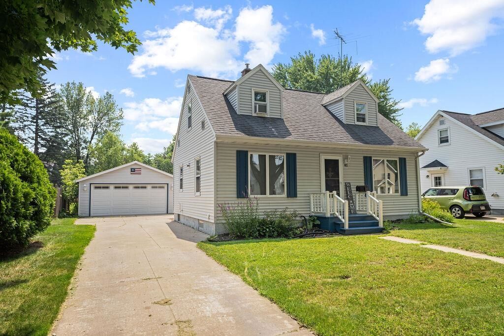 Property Photo: 719 E Harrison Street WI 54915-2213