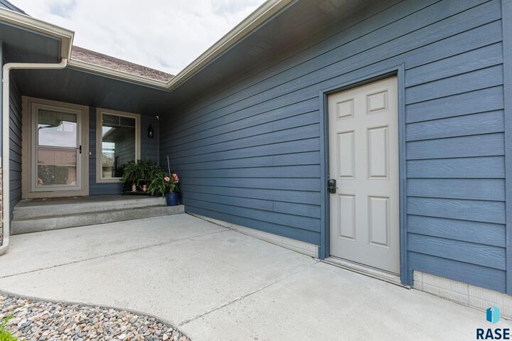 Property Photo:  6329 S Badlands Ct  SD 57108 