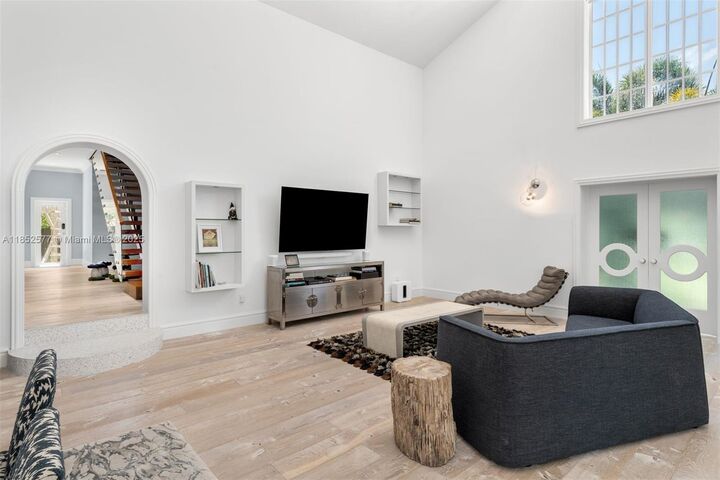 Property Photo:  431 W Rivo Alto Dr  FL 33139 