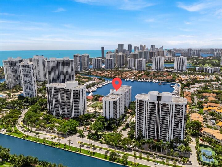 Property Photo: 3610 Yacht Club Dr 805 FL 33180