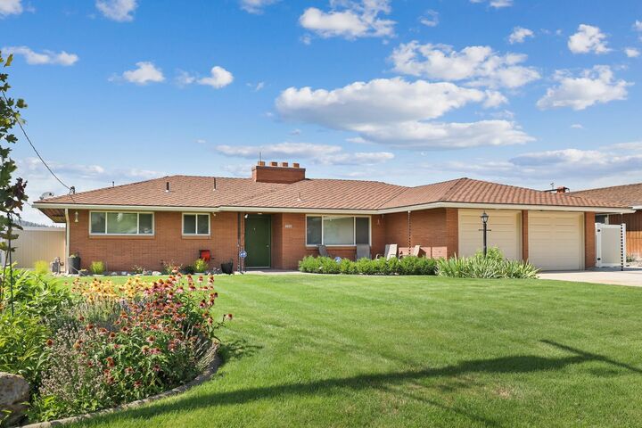 Property Photo: 5504 W Hoffman Pl WA 99205