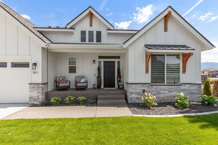 Property Photo: 1611 S Steen Ln WA 99037