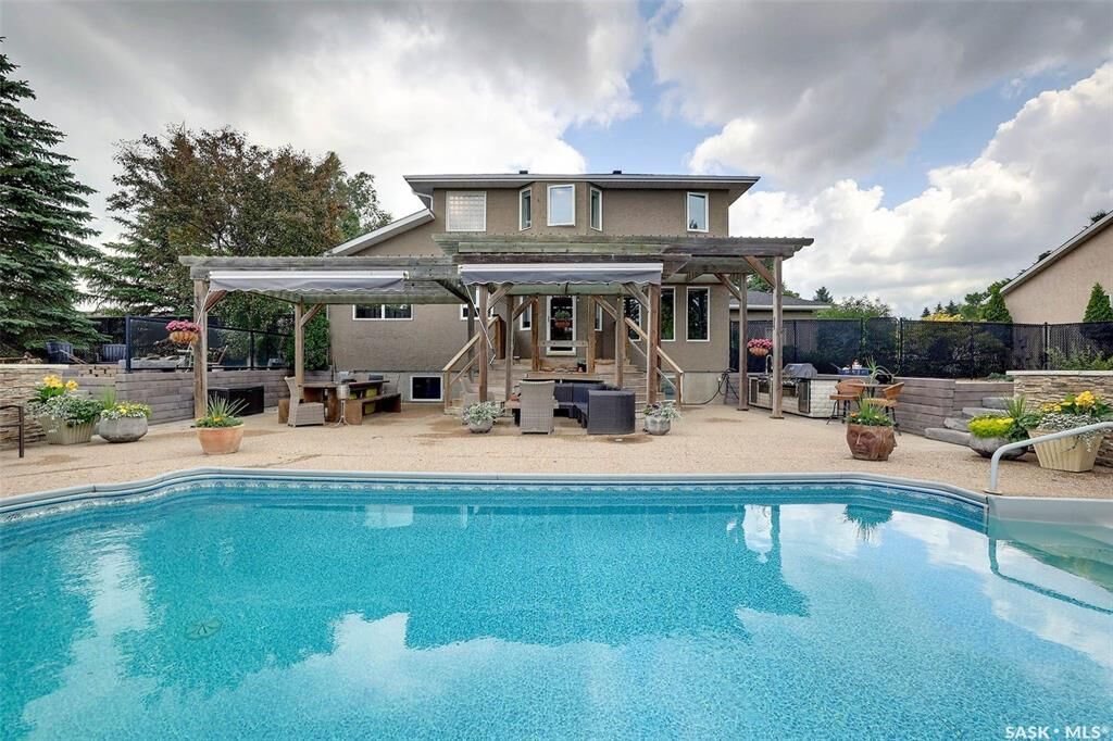 Property Photo:  1 Palmer Crescent  SK S4L 1A3 