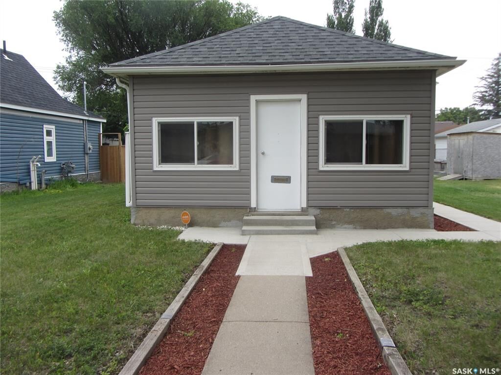 Property Photo: 916 Weldon Avenue S SK S7M 2V6