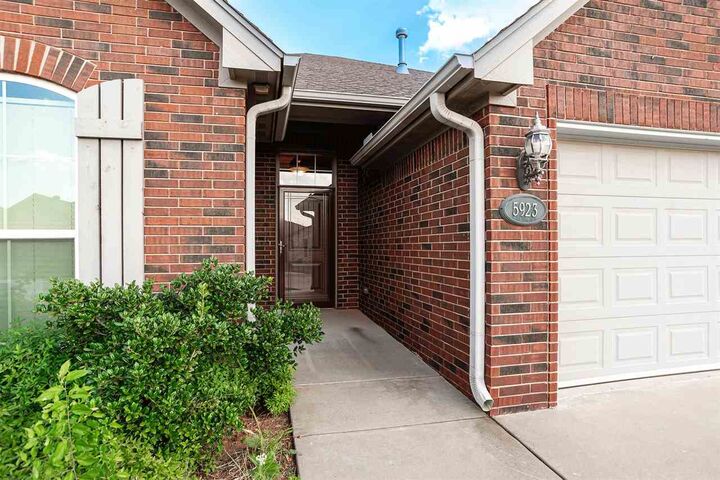 Property Photo:  5923 N Canyon Court  OK 74075 