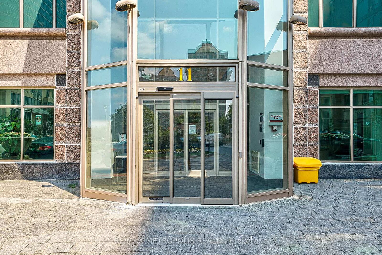 Property Photo: 11 Lee Centre Drive Ph109 ON M1H 3J5