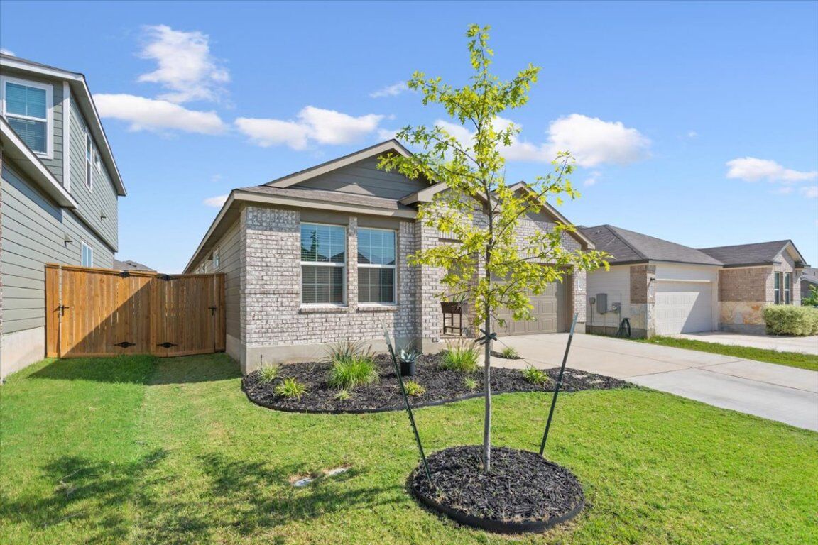 Property Photo: 104 Rowdy Yates Way TX 76537