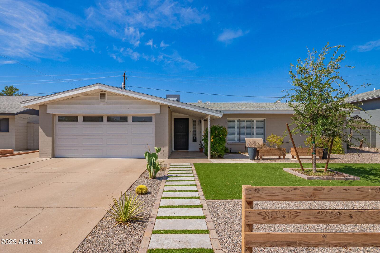 Property Photo:  2040 W Hazelwood Street  AZ 85015 
