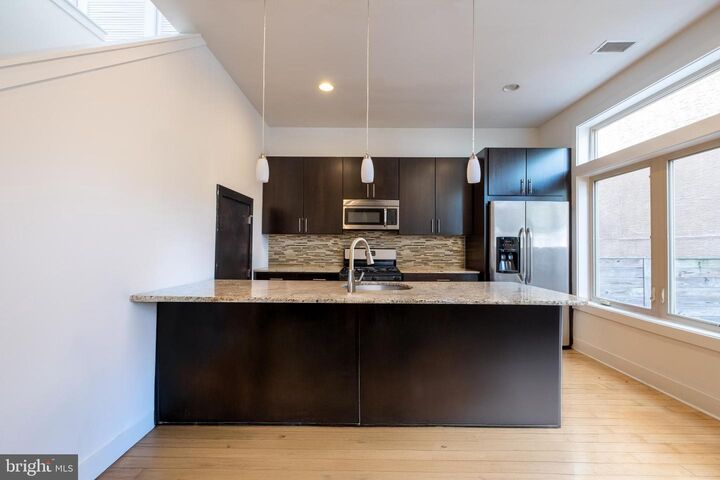 914 S 5th Street A  Philadelphia PA 19147 photo