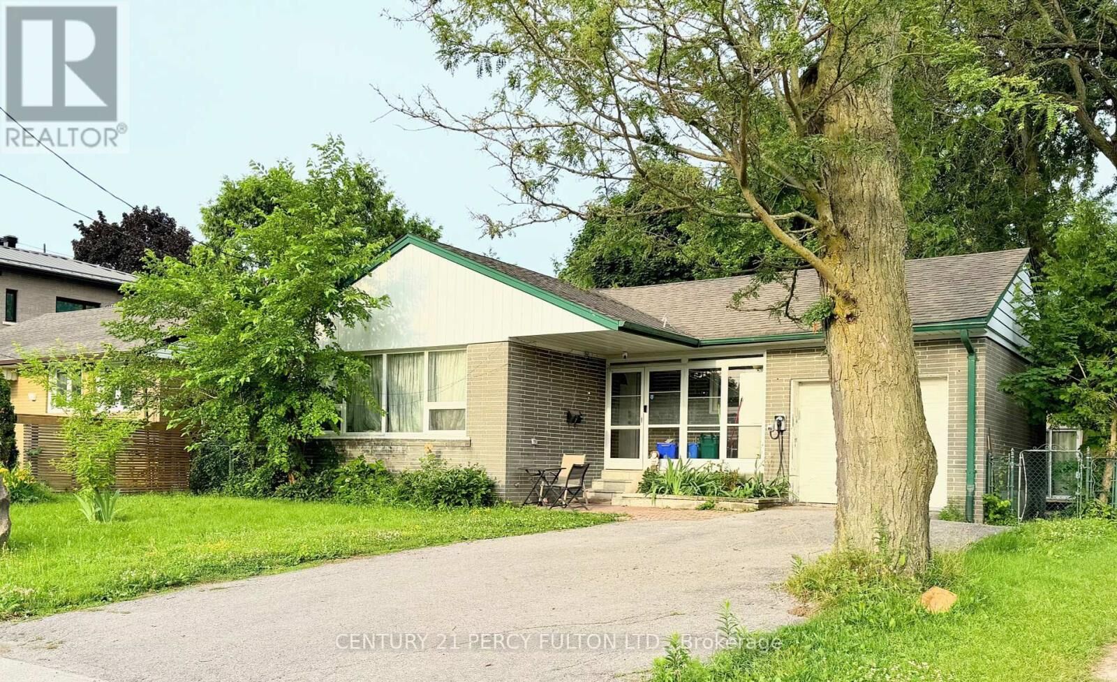 Property Photo:  272 Conestoga Avenue  ON L4C 2H2 
