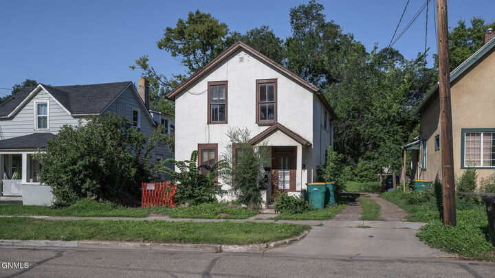 Property Photo: 608 N 3rd Street ND 58501