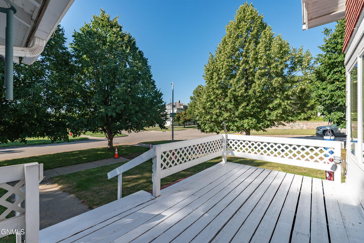 Property Photo: 710 1st Street NW ND 58554