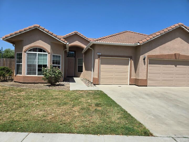 Property Photo:  1131 Paradise Drive  CA 93245 