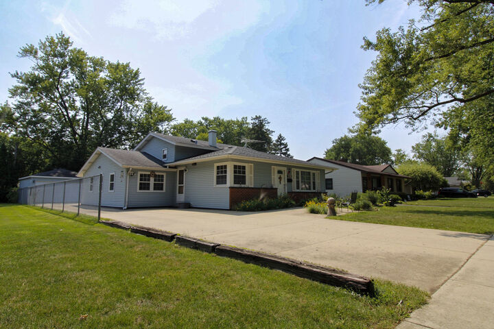 Property Photo:  2201 Kingfisher Lane  IL 60008 