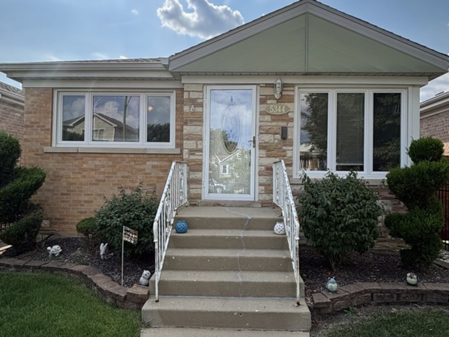 Property Photo: 5344 N Mulligan Avenue IL 60630