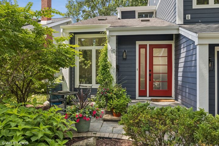Property Photo:  40 N Edgewood Avenue  IL 60525 