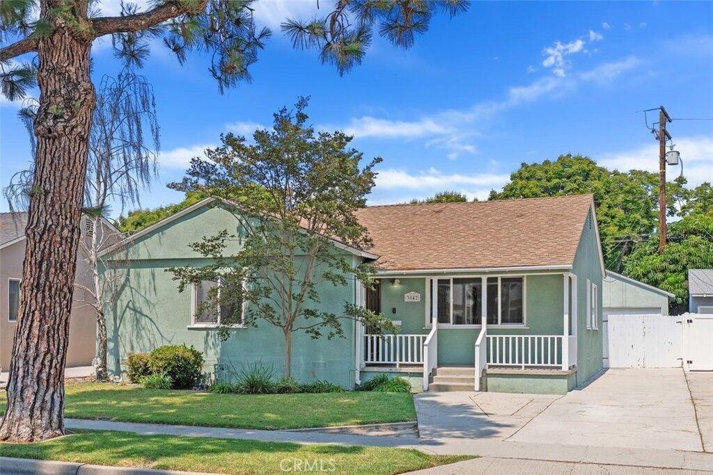 Property Photo: 3842 Knoxville Avenue CA 90808