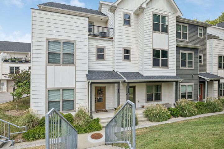 Property Photo: 220 Thompson Park Dr TN 37211