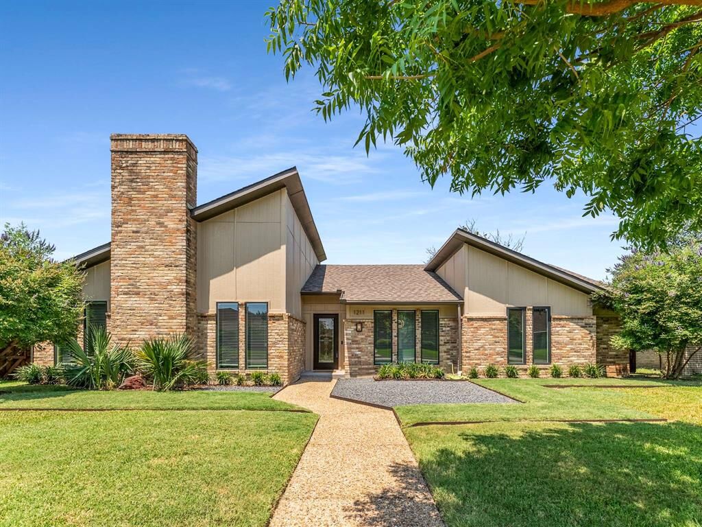 Property Photo: 1211 Kenshire Lane TX 75081