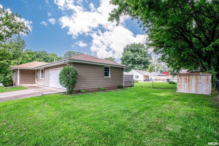 Property Photo:  2800 Fondulac Drive  IL 61611 