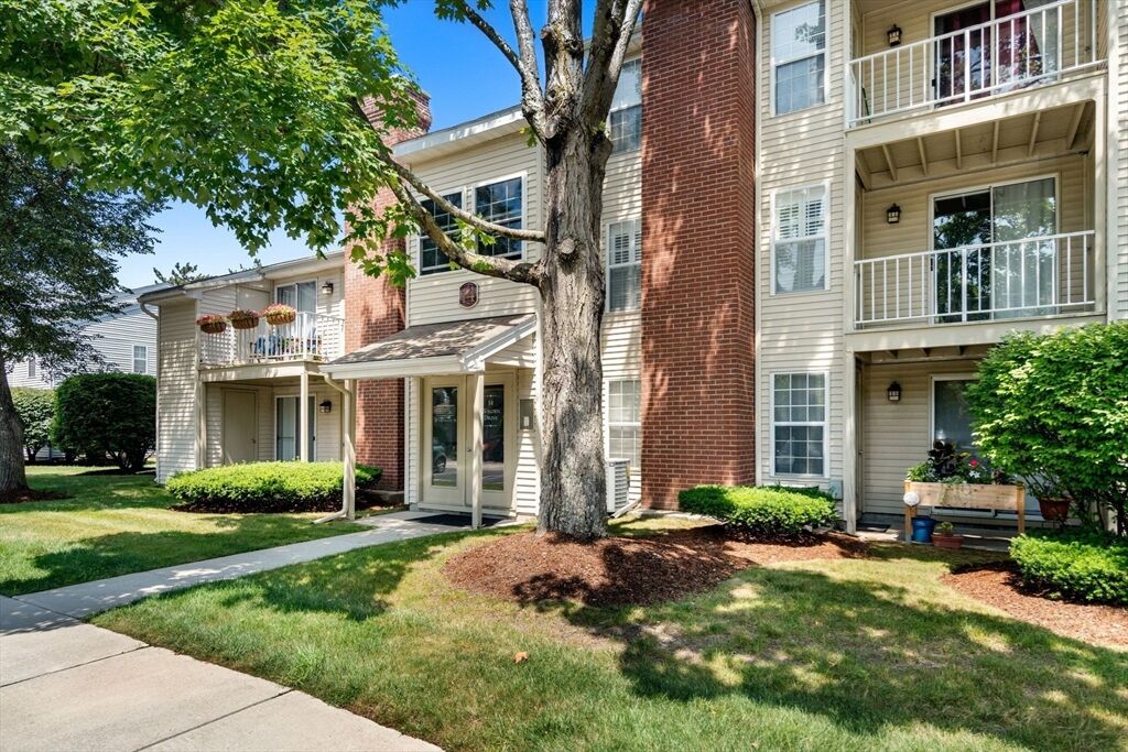 Property Photo:  14 Walden Dr 4  MA 01760 