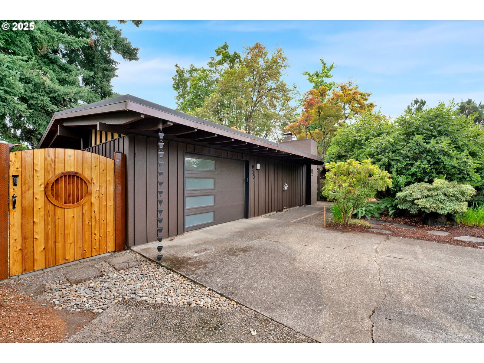Property Photo: 953 N Van Duyn St OR 97401
