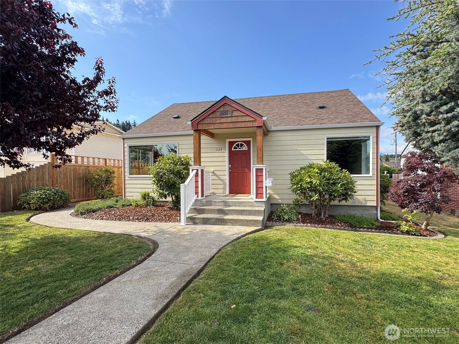 Property Photo:  1124 E 4th Street  WA 98362 