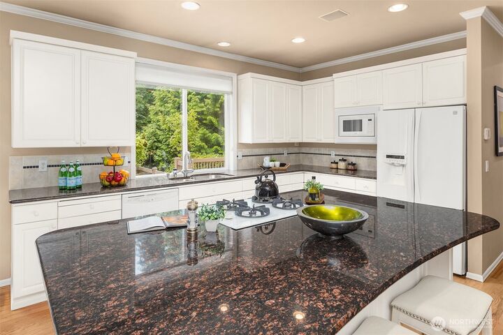 Property Photo:  8425  213th Place NE  WA 98053 