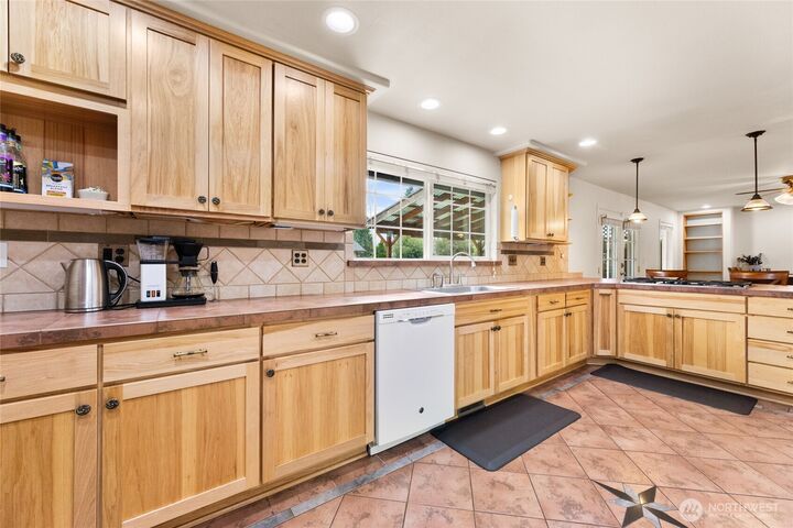 Property Photo:  2902  Scenic Drive SE  WA 98092 