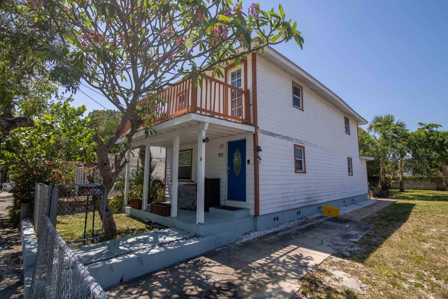 Property Photo:  915 3rd Street  FL 33401 