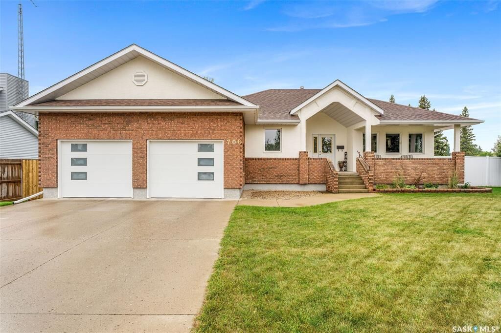Property Photo:  706 13th Avenue  SK S0K 2A0 