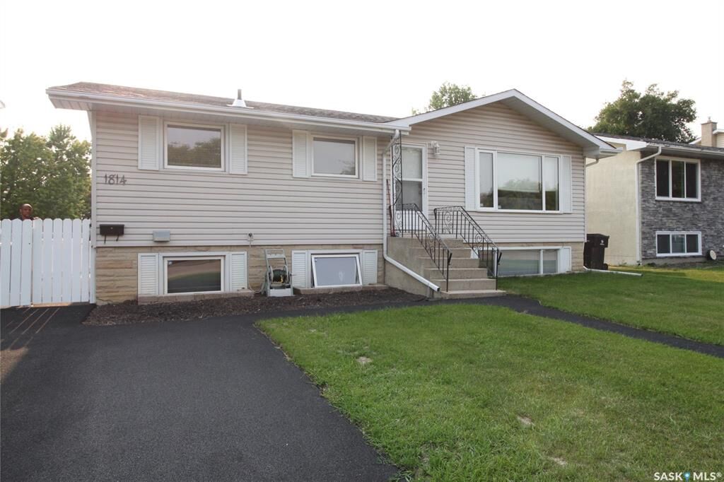 Property Photo:  1814 Arlington Avenue  SK S7H 2Y7 