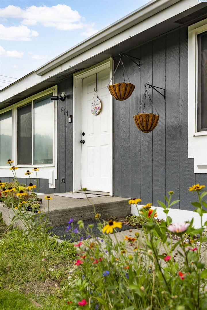Property Photo:  411 N Ephrata Ave  WA 99326 