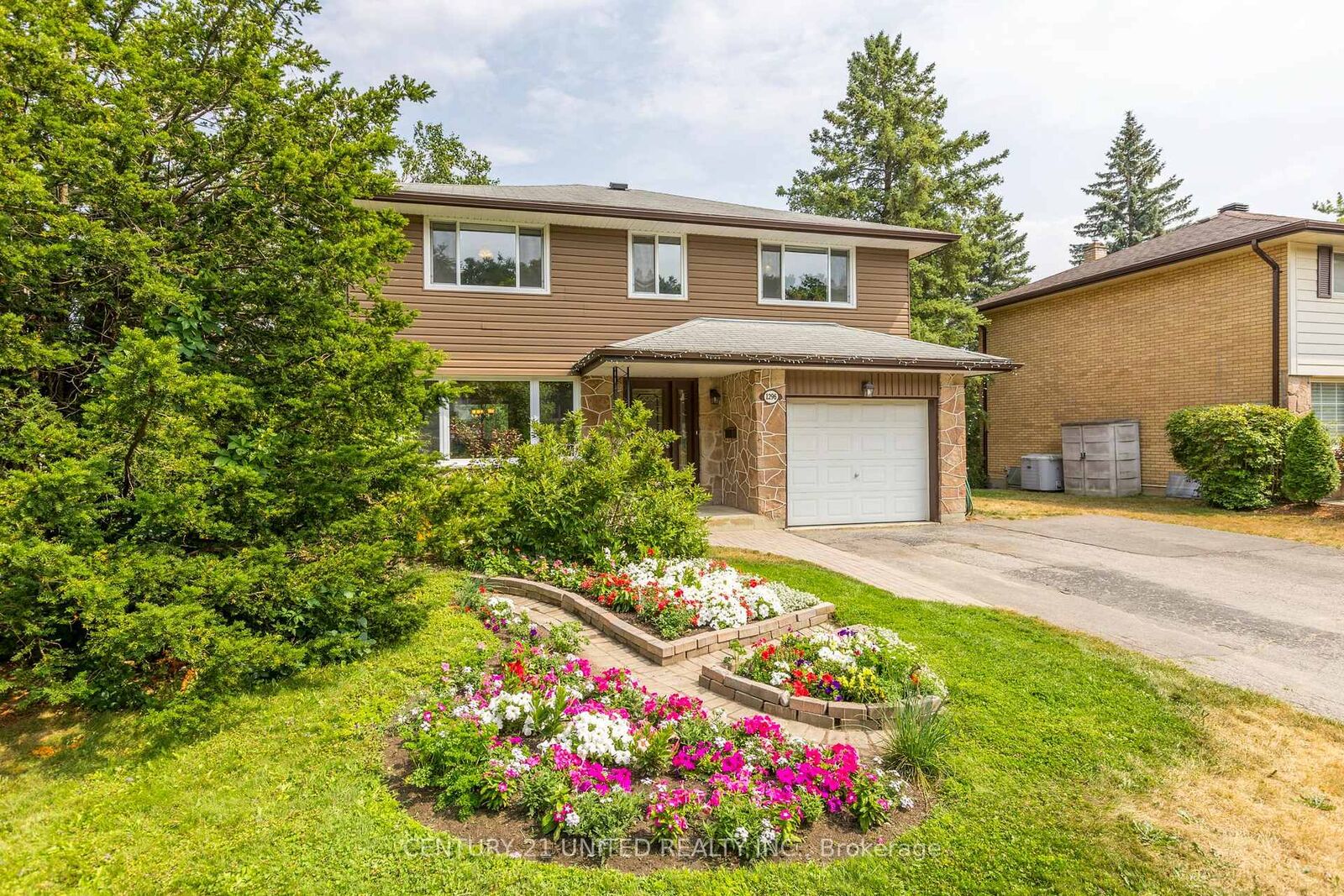Photo de la propriété:  1296 Edmison Drive  ON K9H 6V3 
