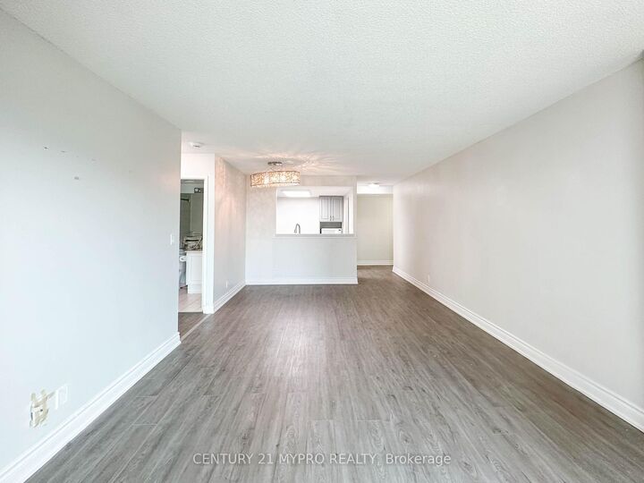 Photo de la propriété: 8 Lee Centre Drive 913 ON M1H 3H8