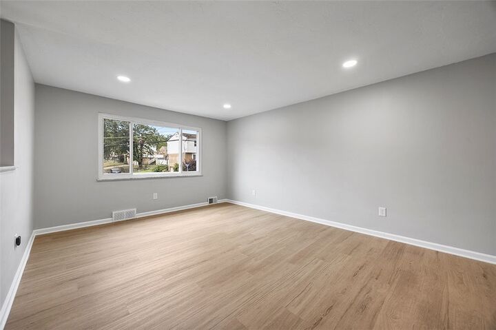Property Photo: 1607 Leona Ave PA 15129