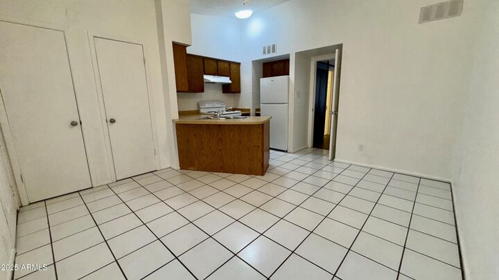 Property Photo:  302 S Westfall Avenue 3  AZ 85281 