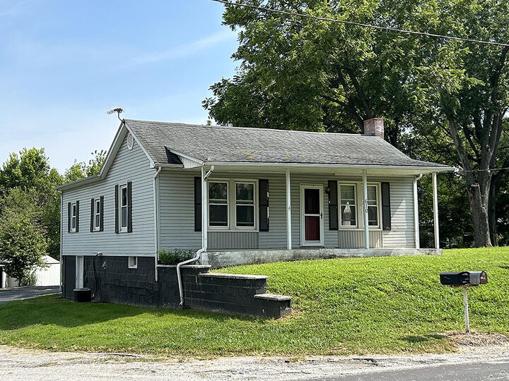 Property Photo: 610 Randolph St MO 65254