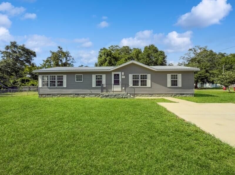 Property Photo:  630 W Griffith Avenue  FL 32536 